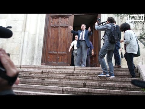 Videó: Szeretetkör és köcsögözés - így tüntettek az 