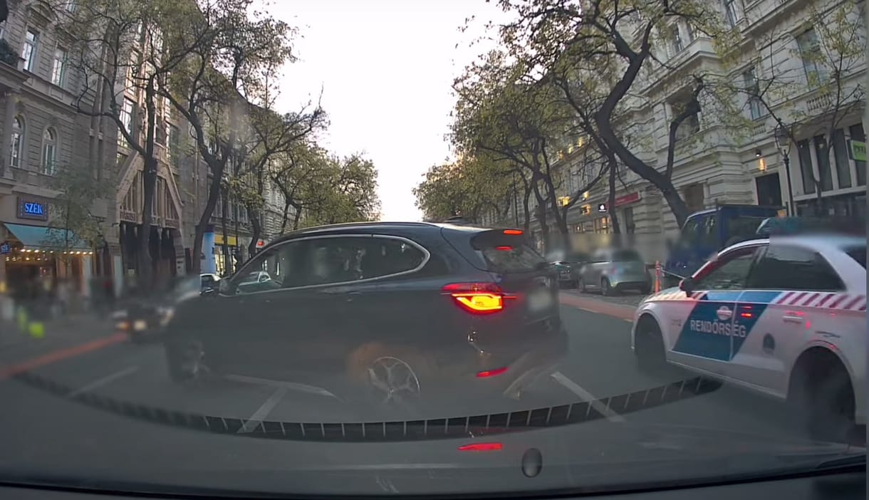 A rendőrök orra előtt szabálytalankodott a BMW-s az Andrássy úton – videó