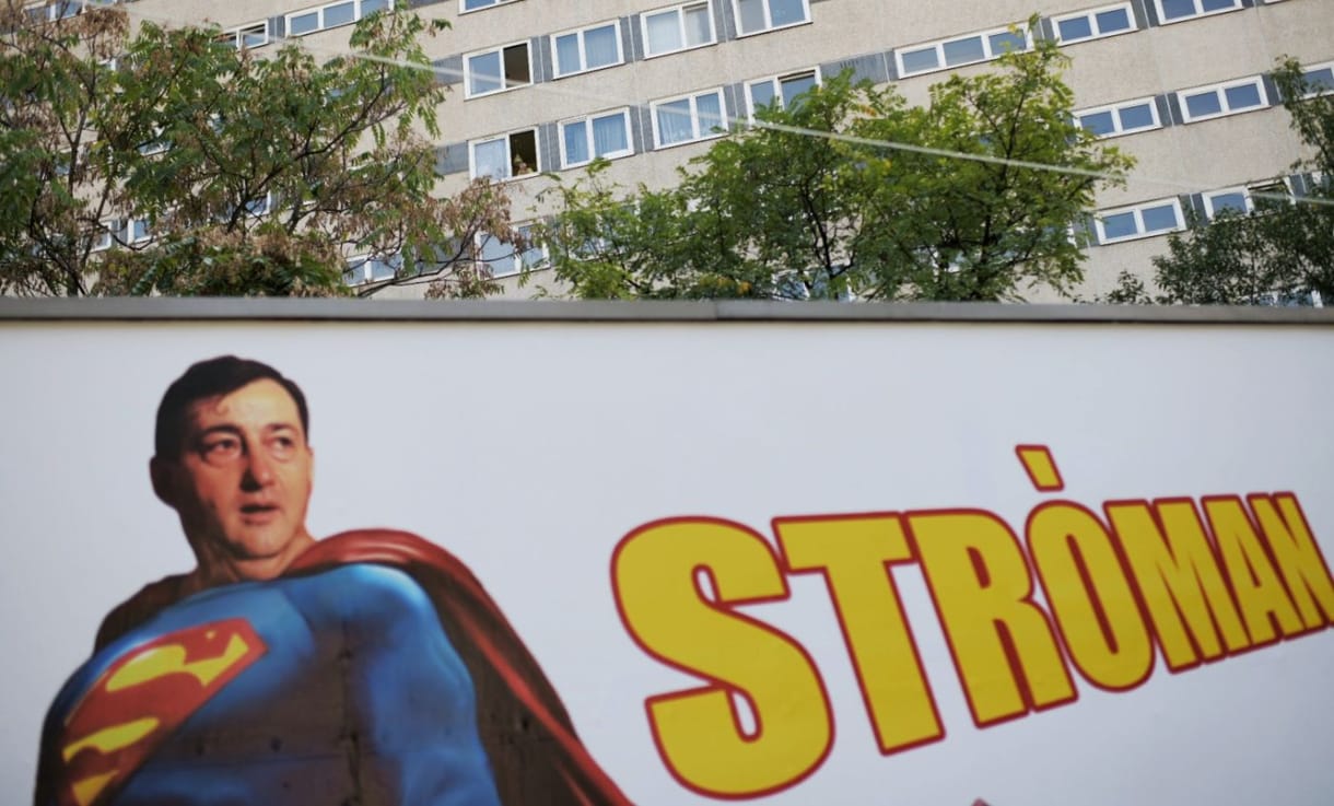Stróman-szuperhős Mészáros és Bajszos János a plakátokon – csak azért is megnyílt az ARC