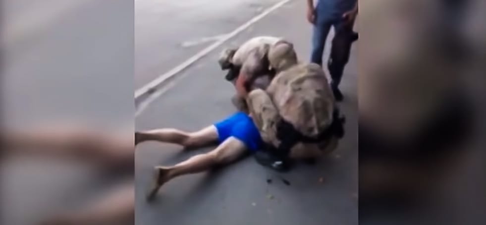 Néhány farbarúgás, csuklya a fejre, így kapták el a gránátvetővel seftelő oroszt - videó