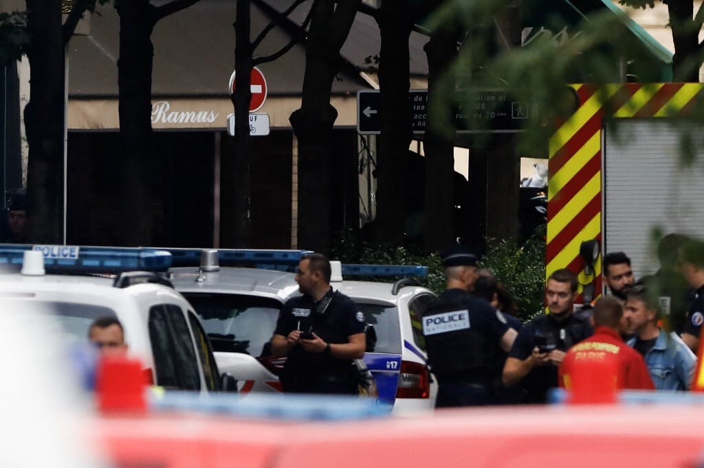 Egy párizsi kávézó teraszára hajtott egy autós: egy ember meghalt, többen megsérültek