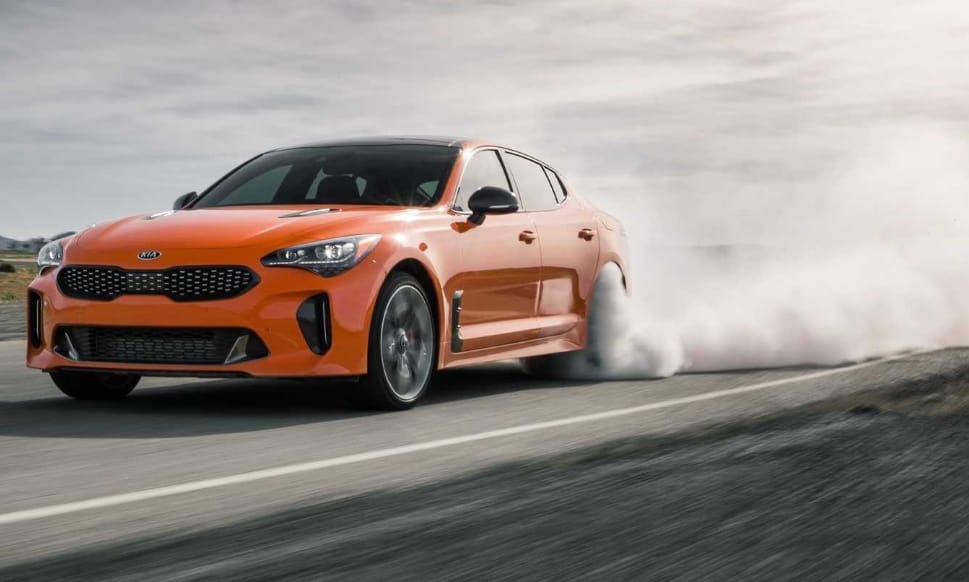 Itt az új Kia Stinger GTS, amivel könnyű a gumiégetés