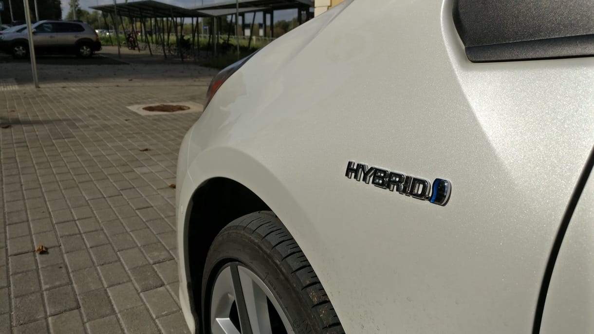 Óriási visszahívást rendelt el a Toyota, több millió hibrid érintett
