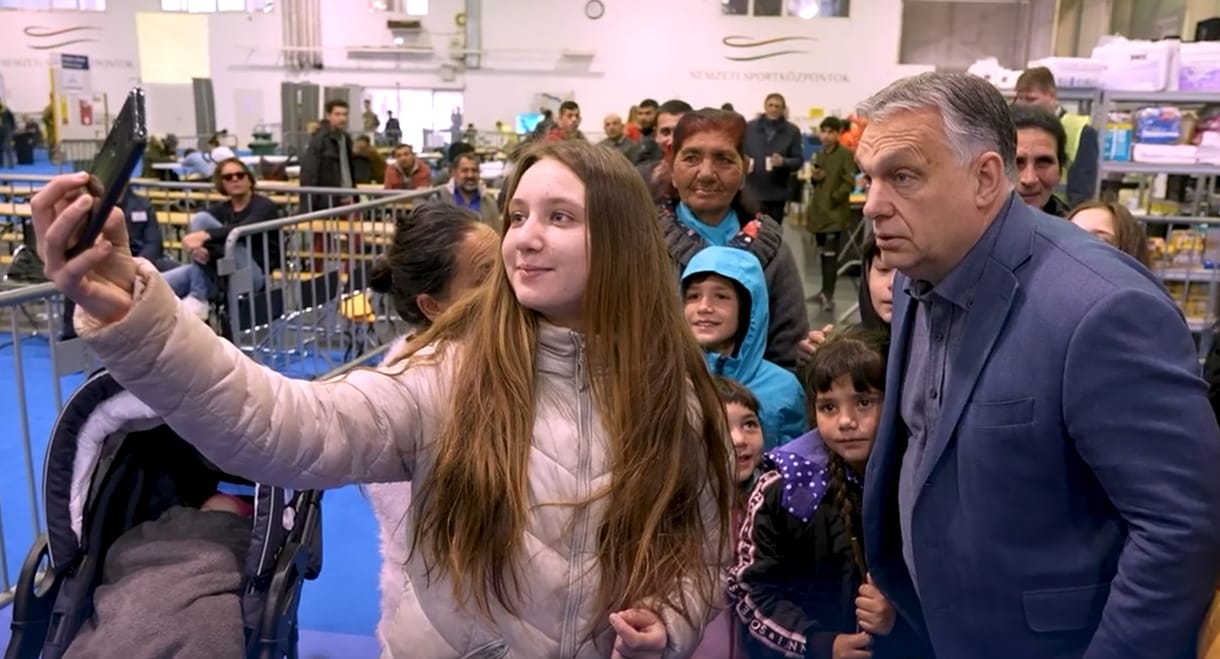 Orbán kiment a BOK csarnokba menekült gyerekekkel szelfizni