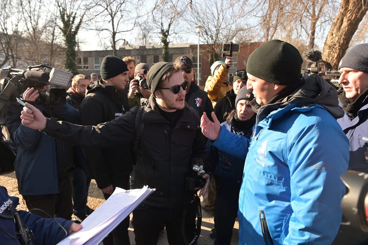 Videó: Kivezettek egy embert a szélsőjobbos megemlékezésről