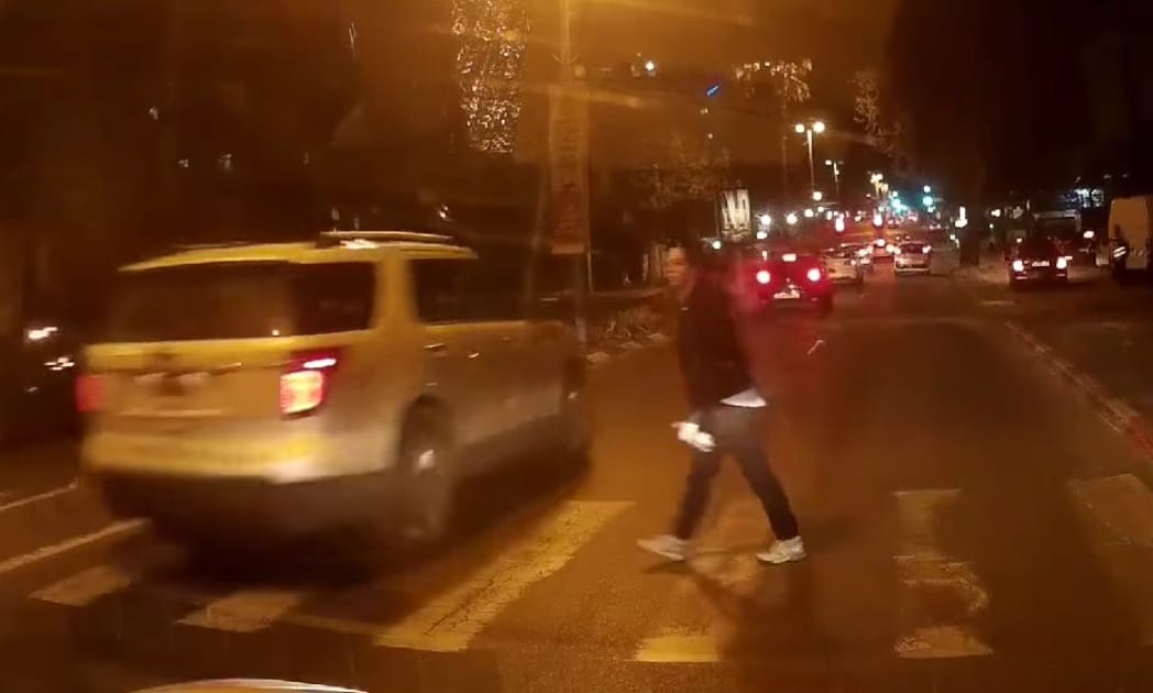 Instant karma: nem engedte át a gyalogost a zebrán, ráfizetett a terepjárós – videó