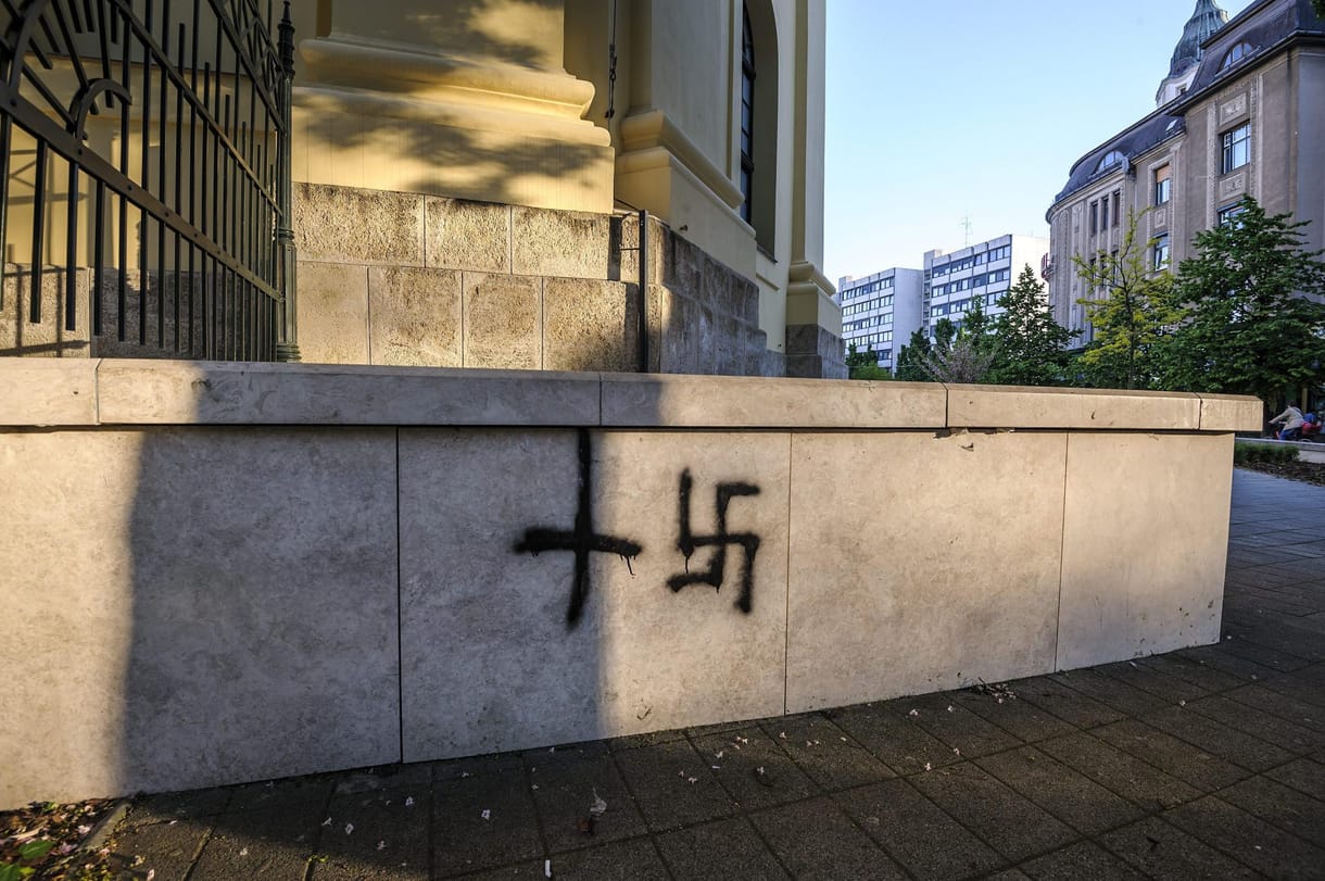 Elkapták a debreceni nagytemplomra horogkeresztet firkáló fiúkat