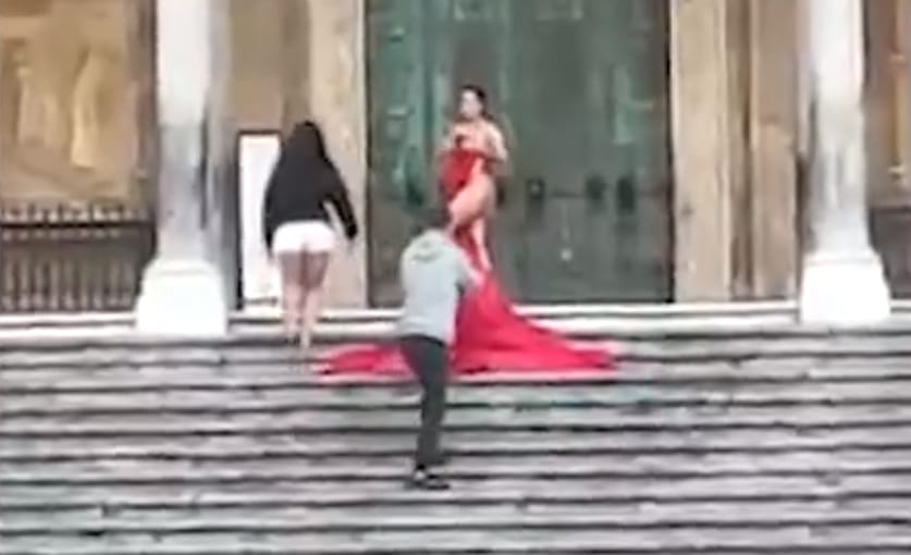 Pucéran pózolt egy olasz templom előtt egy brit influenszer – videó