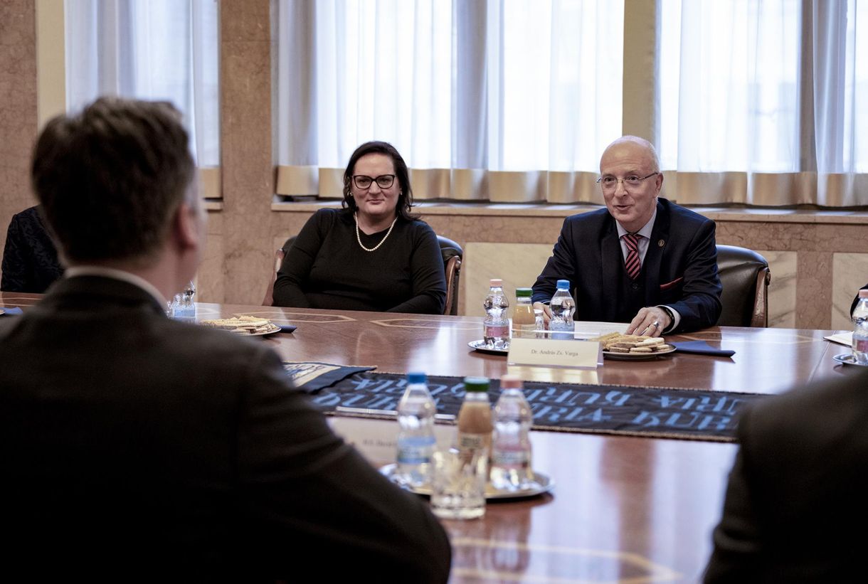A Kúria elnöke politikai szereplőnek tartja az USA nagykövetét, mégis találkozott vele