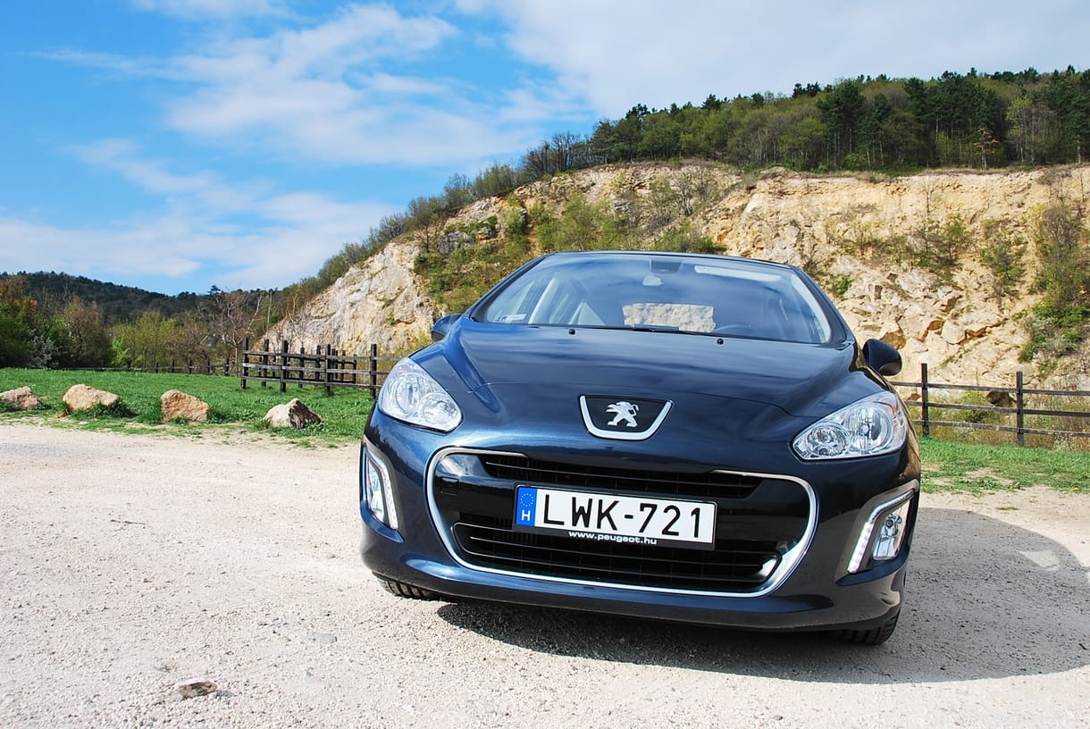 Peugeot 308 e-HDi teszt: van élet öt liter alatt