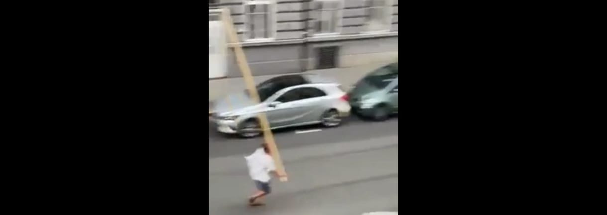 Elkapták a deszkával fenyegetőző férfit a józsefvárosi rendőrök