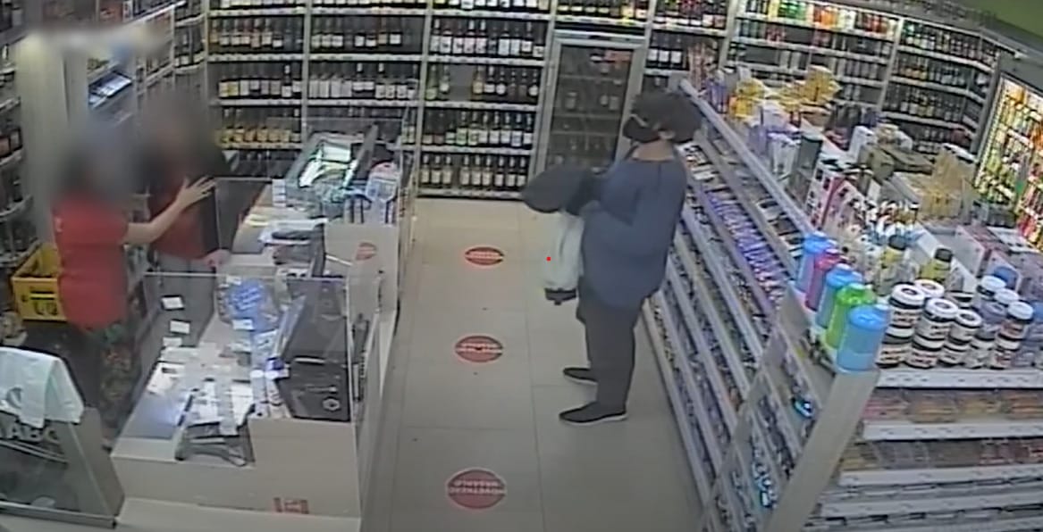 Szájmaszkos férfi rabolt ki késsel egy éjjel-nappalit a Baross utcában