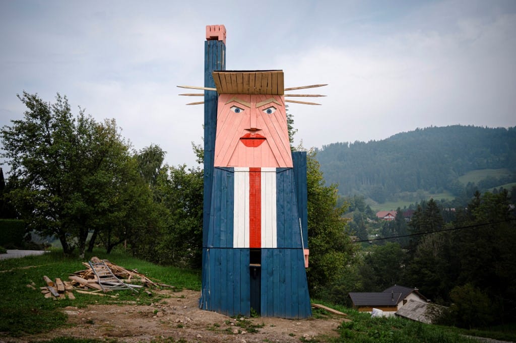 Porig égett Trump faszobra Szlovéniában