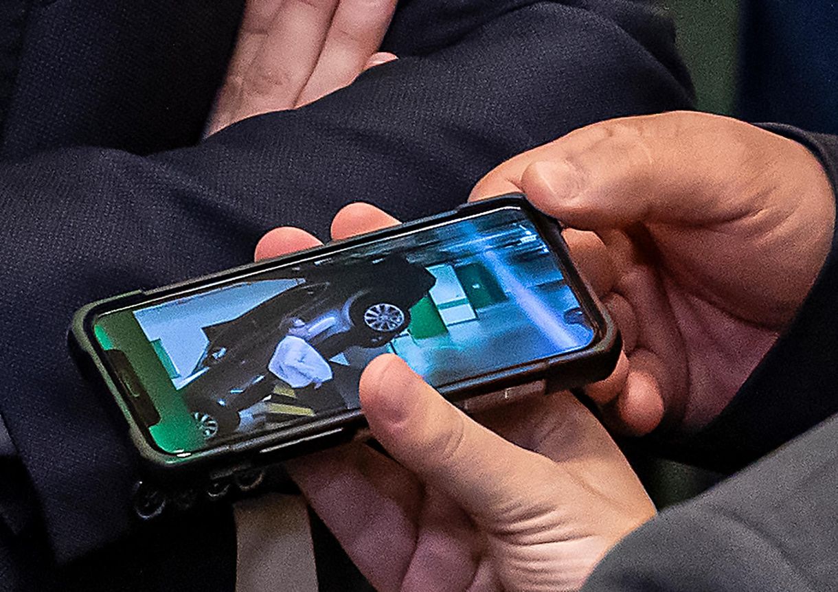Kinevették a képviselők a parlamenti mélygarázsban pórul járt autóst, pedig nem is ő hibázott