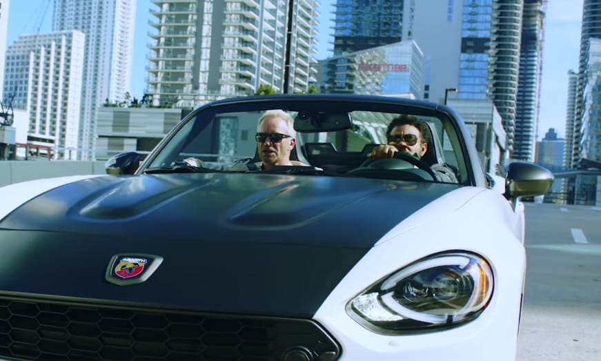 A Budapestre érkező Sting és Shaggy egy izgalmas kis olasz sportautóban 