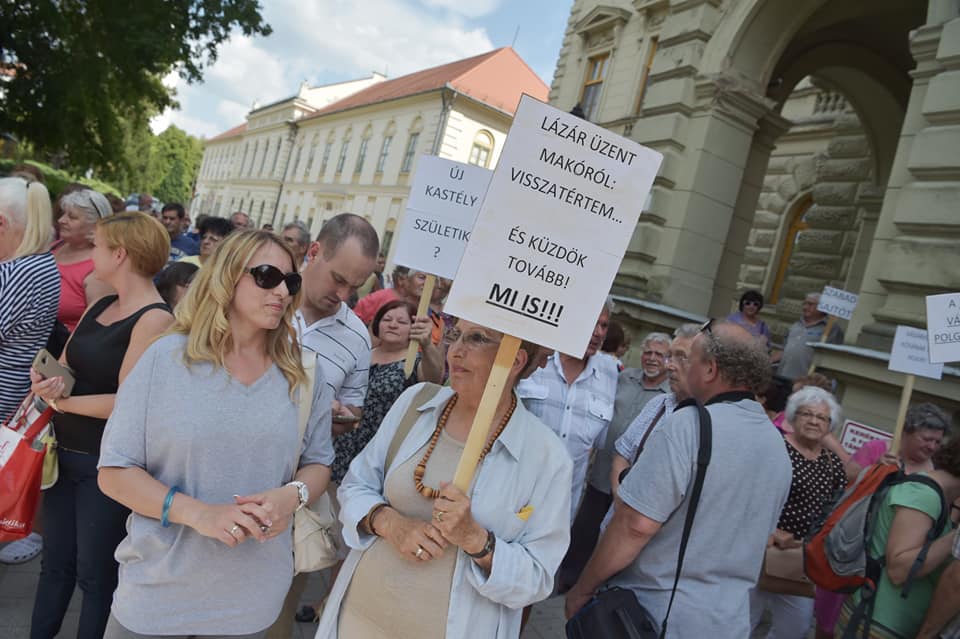 Tüntetők várták Lázárt a hódmezővásárhelyi közgyűlésben - videó