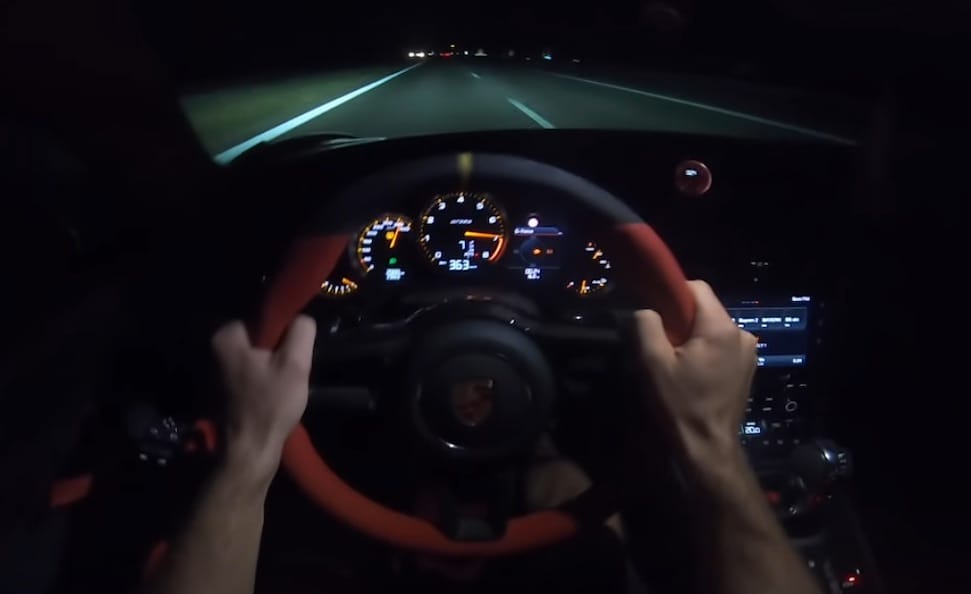 363 km/h-nál videózta száguldását autópályán egy Porsche sofőre