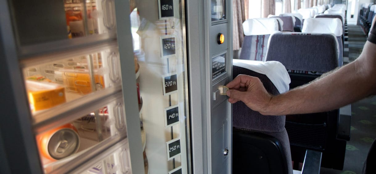 Mélyütést kapott az étel- és italautomata-piac, sok gép leállt attól, hogy bekötötték a NAV-hoz