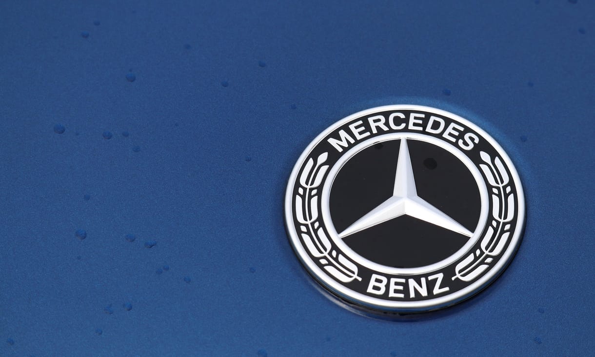 Súlyos biztonsági incidens a Mercedesnél, titkos forráskódok is veszélybe kerülhettek