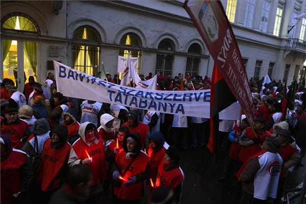Videó: Felháborodott bányászok százai tüntettek Budapesten