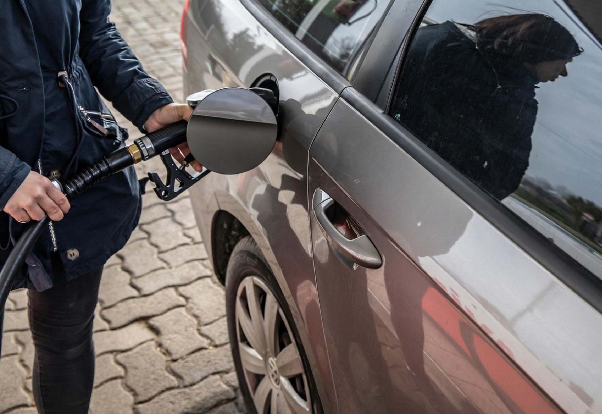 Nem drágul, de nem is lesz olcsóbb a tankolás szerdától