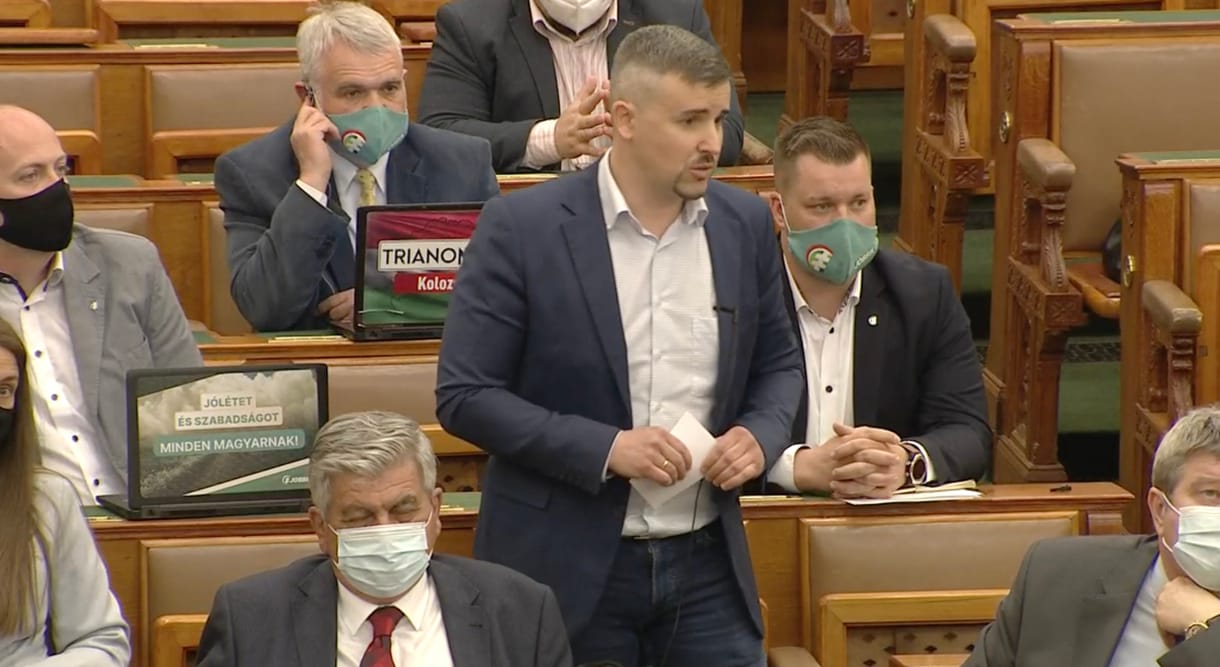 Jakab Pétert rendre intették, miután fideszes hosszú hajú ficsúrnak nevezte Deutsch Tamást