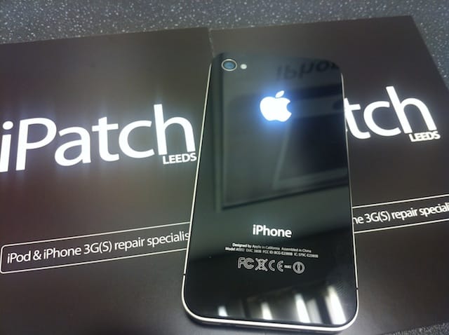 Világító logó az iPhone 4 hátlapjára