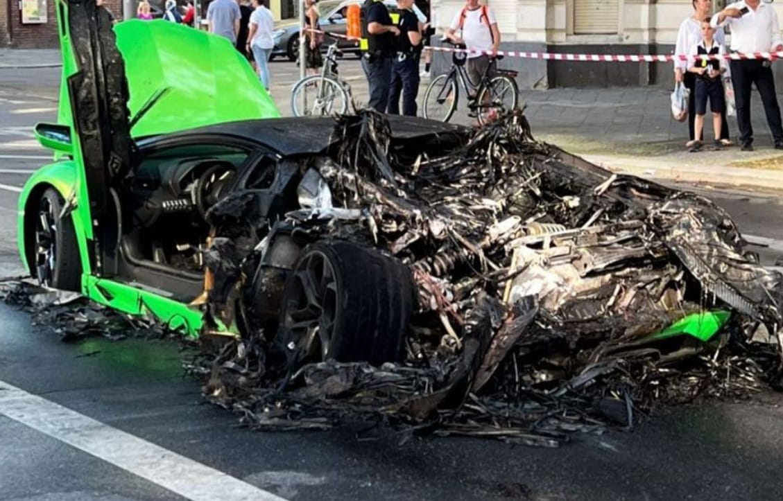 Nem bírta a késő nyári kánikulát egy Lamborghini Aventador – kigyulladt a forgalomban