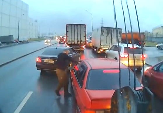 Már könnygáz spray-vel harcolnak az orosz autósok - videó