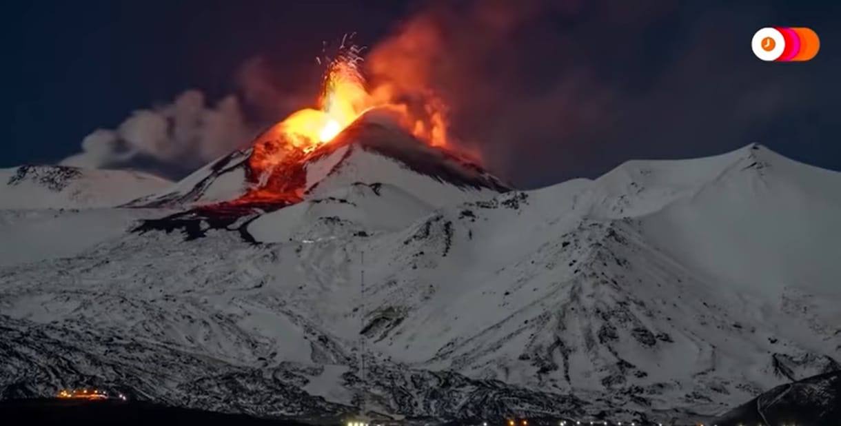 Látványos videó arról, ahogy a havas Etna lávát lövell az ég felé