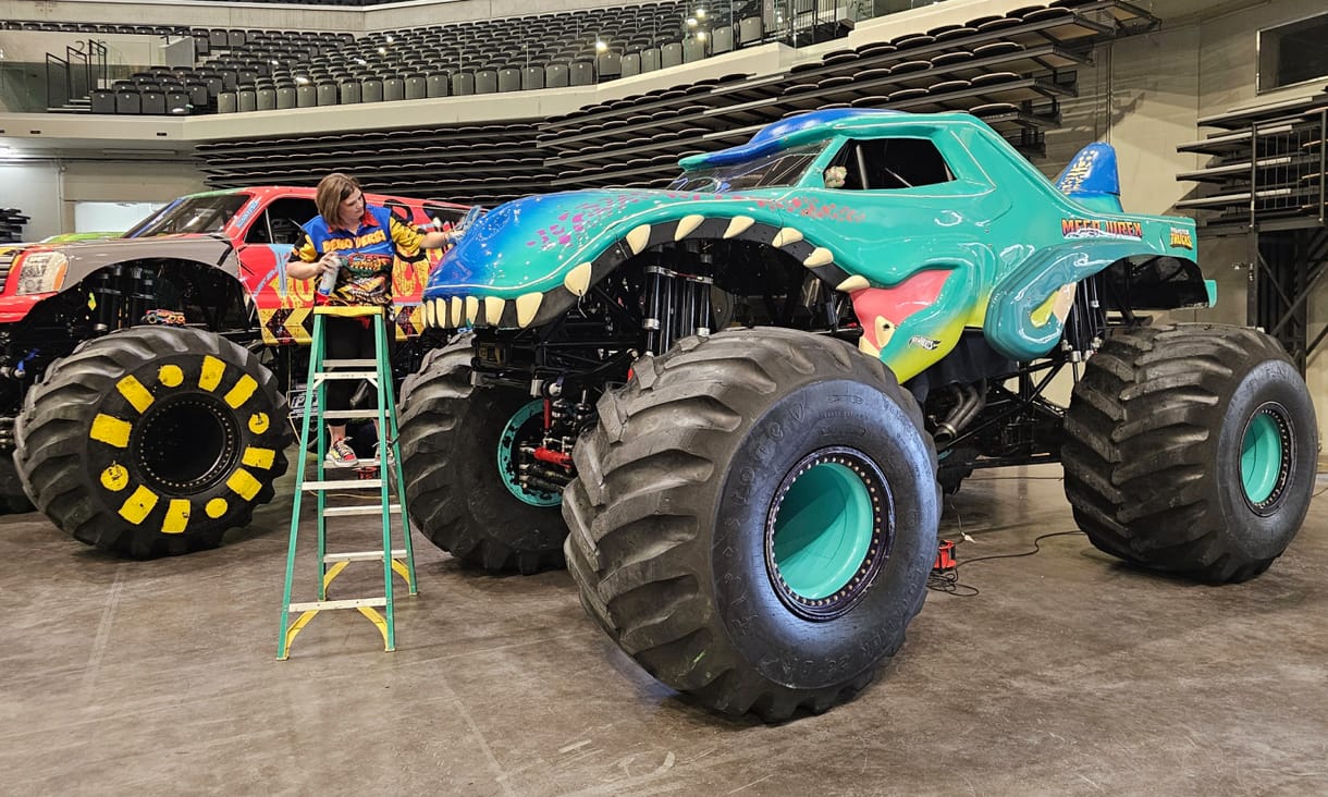2000 lóerős V8-as ugrató szörnyetegek Budapesten, beültünk a hegyomlásnyi Hot Wheels-ekbe