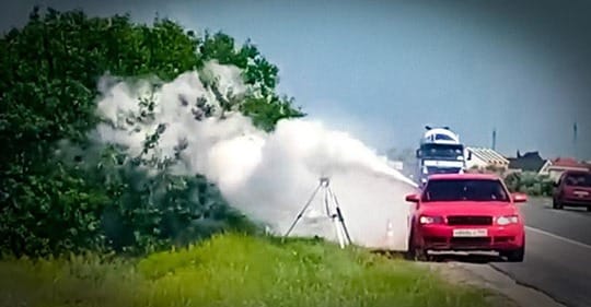 Ez még az orosz autós videókból is extrém: porral oltóval fújják az út szélén a traffipaxot