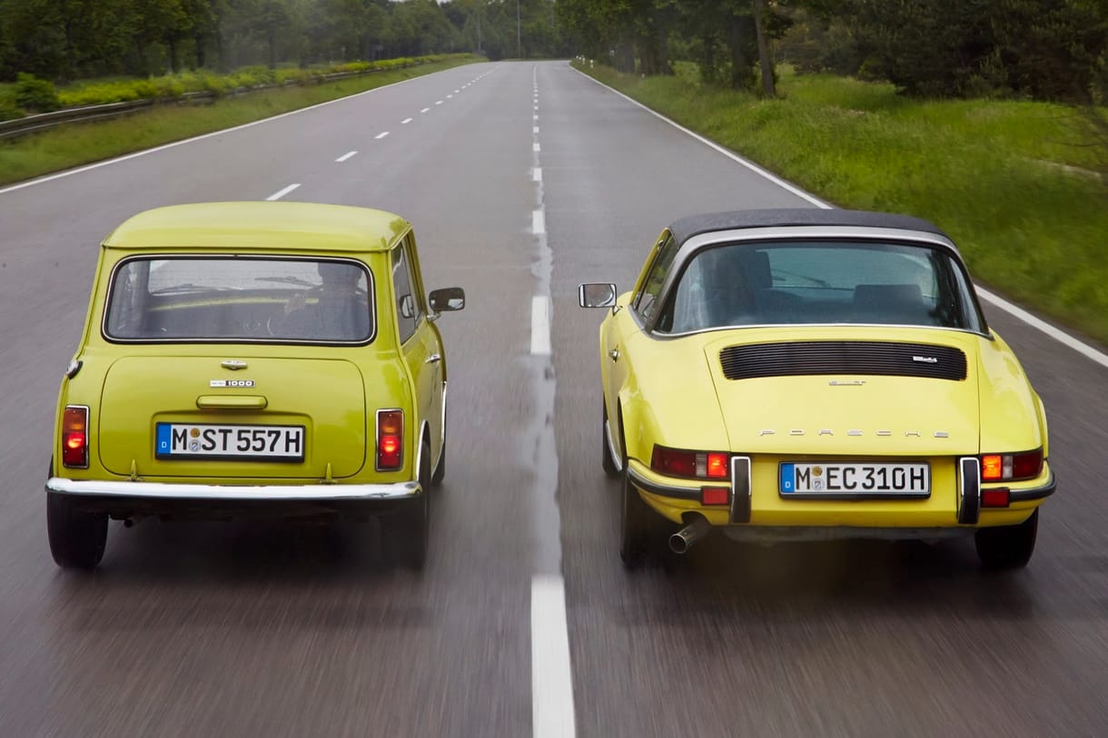 Közös fotósorozattal köszönti a Mini a Porsche 911-et