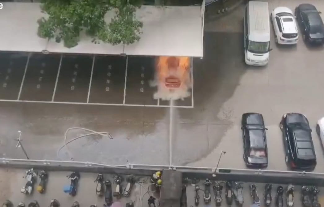 Töltés közben robbant fel egy hibrid autó