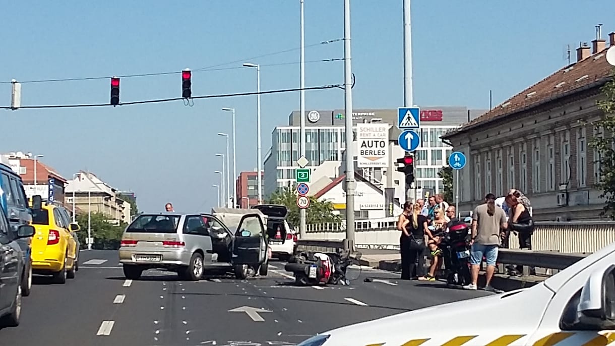 Motorossal ütközött egy autó a Váci úton