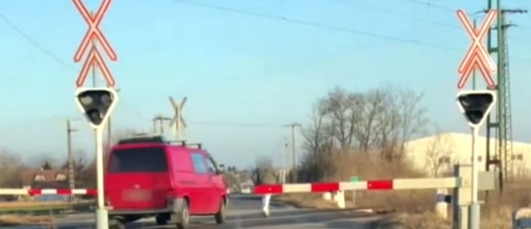 A sorompót kikerülve hajtott át a síneken egy kisbusz - videó