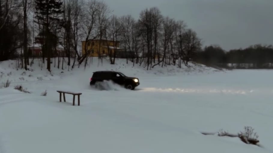 Befagyott tavon driftelt a Toyotával, nagyon nem kellett volna – videó
