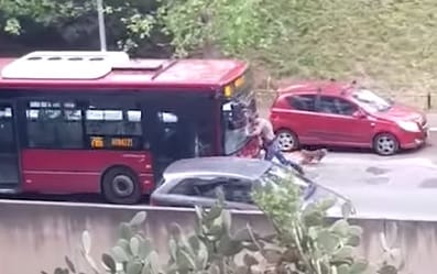 Videó: Szándékosan hajtott neki egy embernek a római buszsofőr