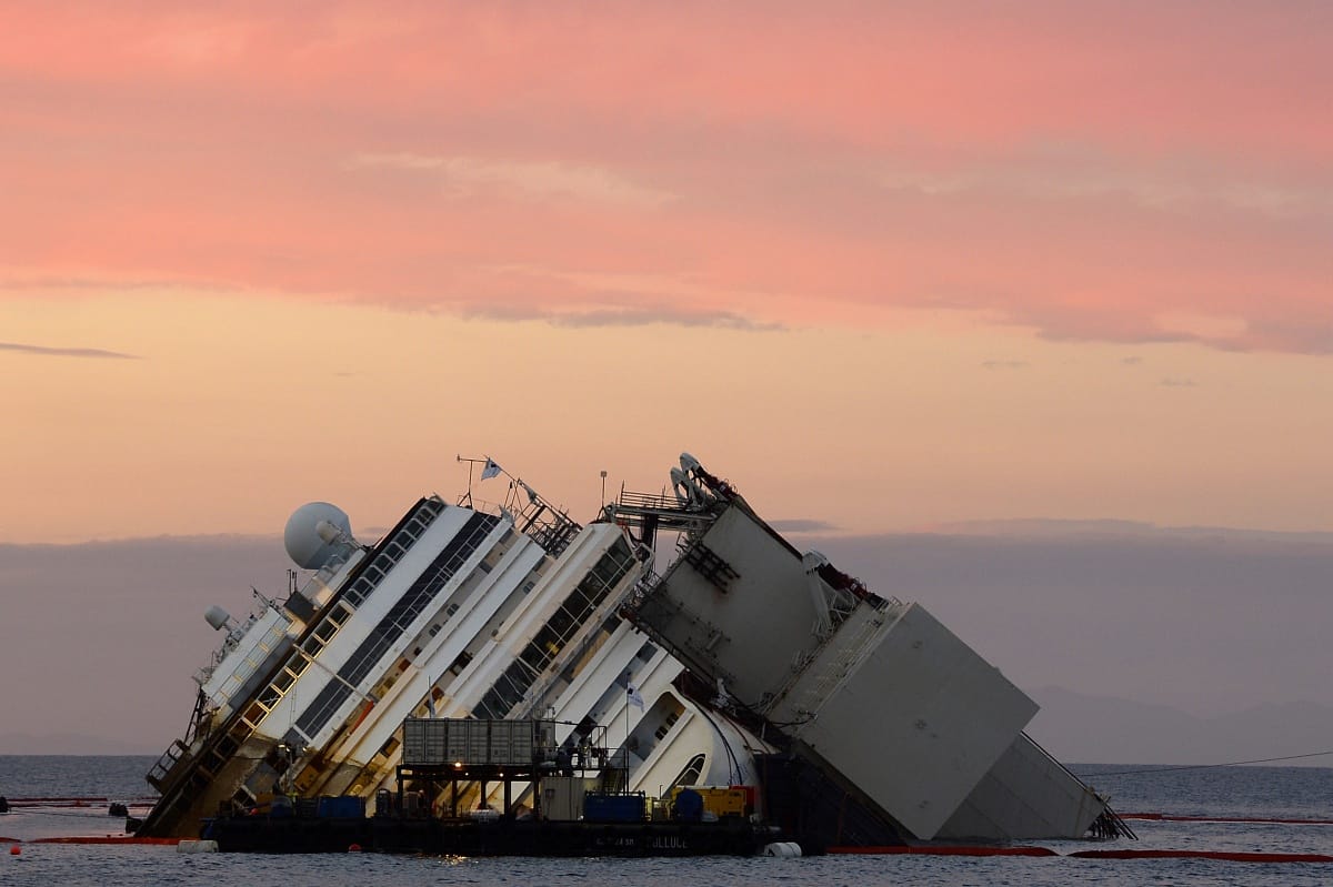 Genovában szedik szét a Costa Concordia roncsát