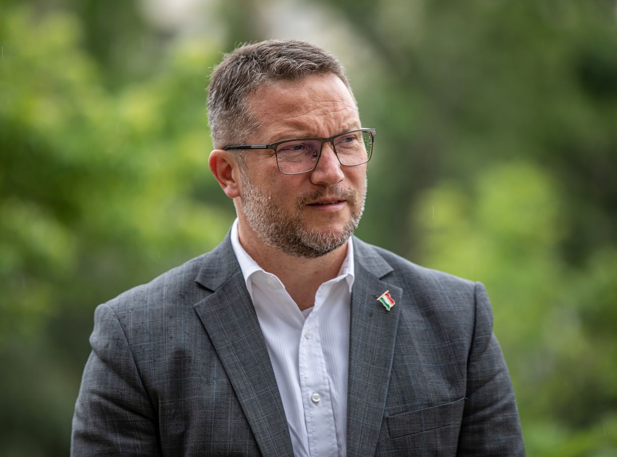 Életmentő műtétet hajtottak végre Ujhelyi Istvánon