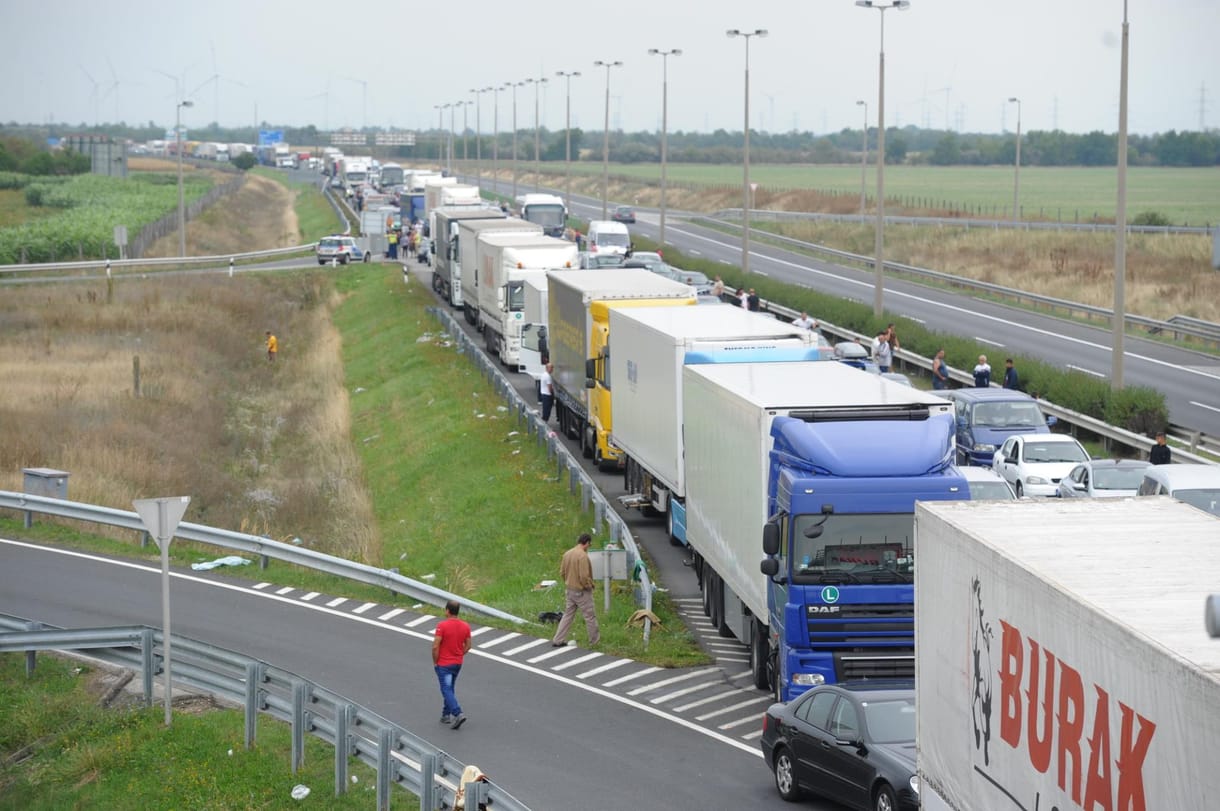 Ismét ellenőrzik az autósokat Hegyeshalomnál