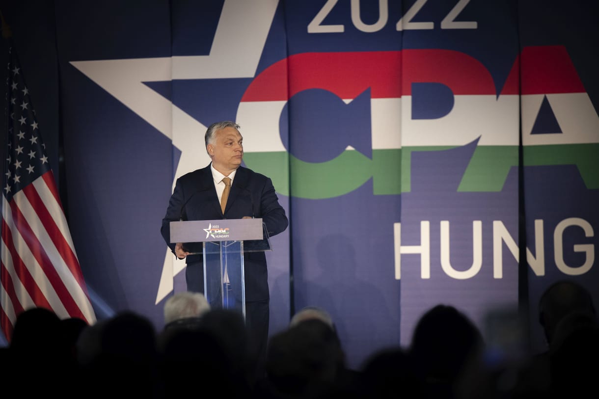 Orbán a hatalom receptjét oktatja a szélsőjobboldali világnak, de pár hozzávalót eltitkol