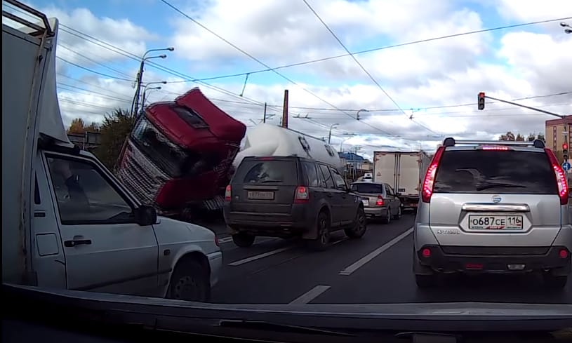 Videó: a kanyarodó kamion az oldalára borulva zuhant a személyautók közé