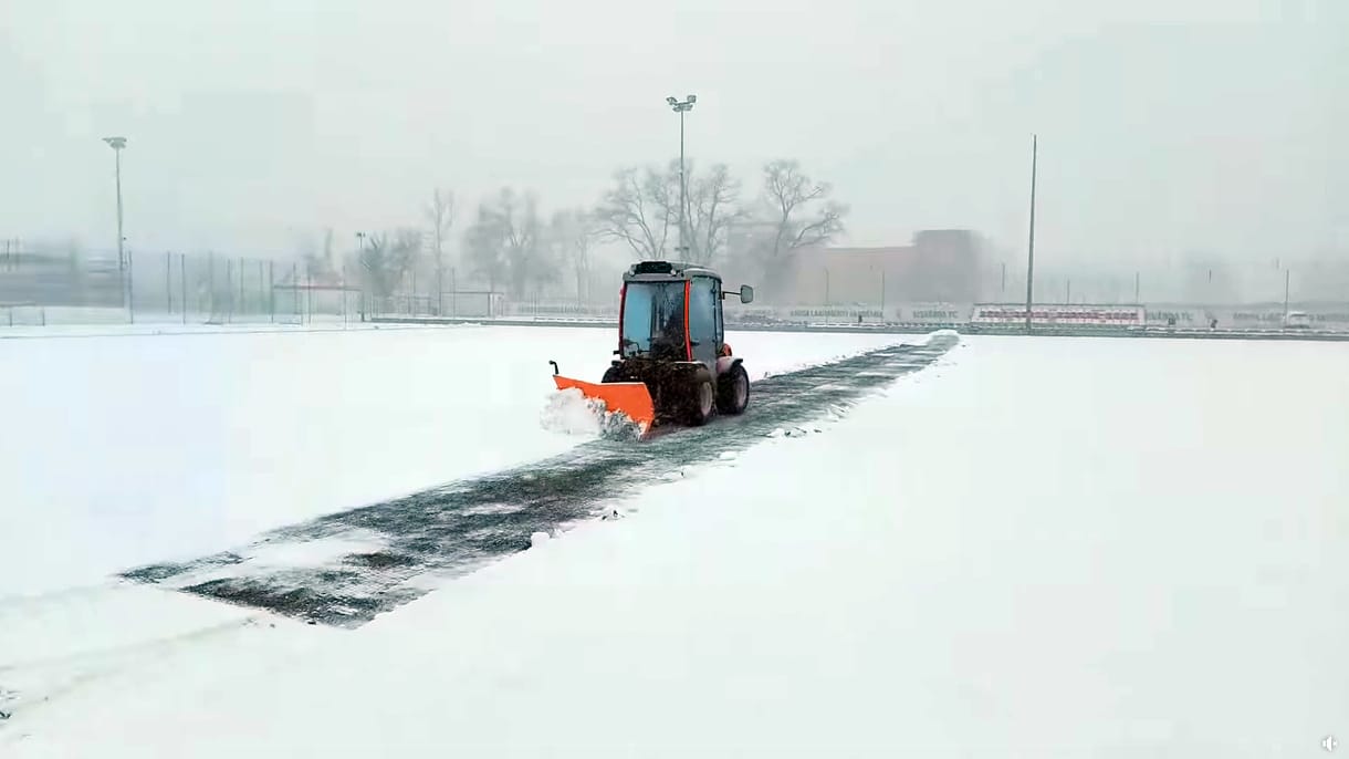 Akkora a hó Kisvárdán, hogy a focimeccset sem tudják megtartani – videó