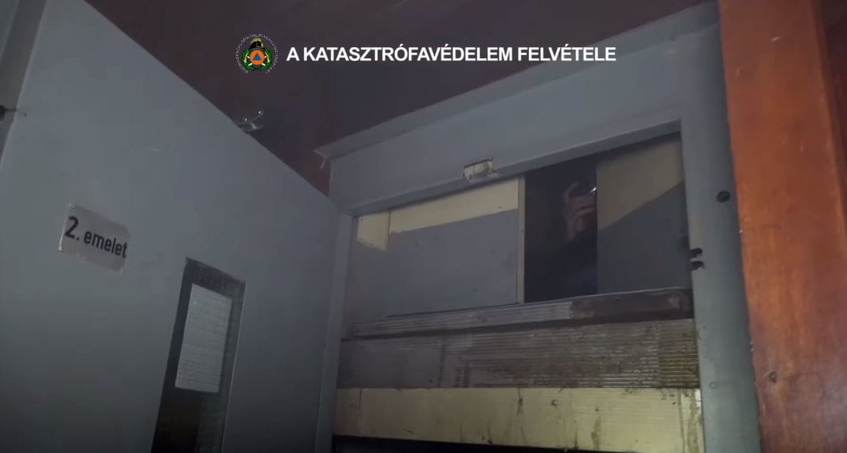 Videó: Égő társasház liftjébe ragadt egy fiatal Terézvárosban