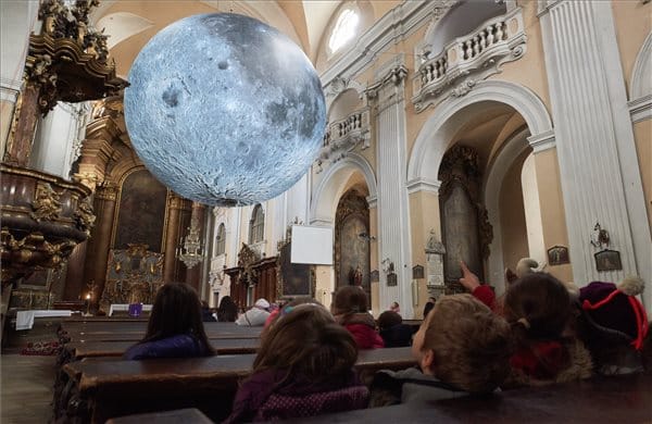 Ilyen, amikor ez hatalmas Hold világít meg belülről egy templomot