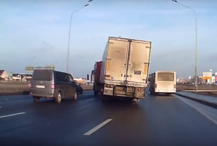 Színtiszta profizmus: az év mentését mutatta be a kamionos – videó