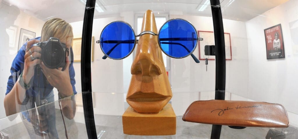 John Lennon csak úgy odaadta ajándékba - most bárki licitálhat a kék napszemüvegre