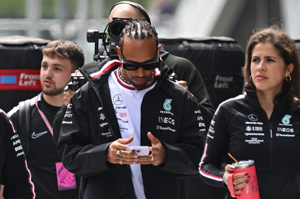 Máris bajba került Silverstone-ban Lewis Hamilton