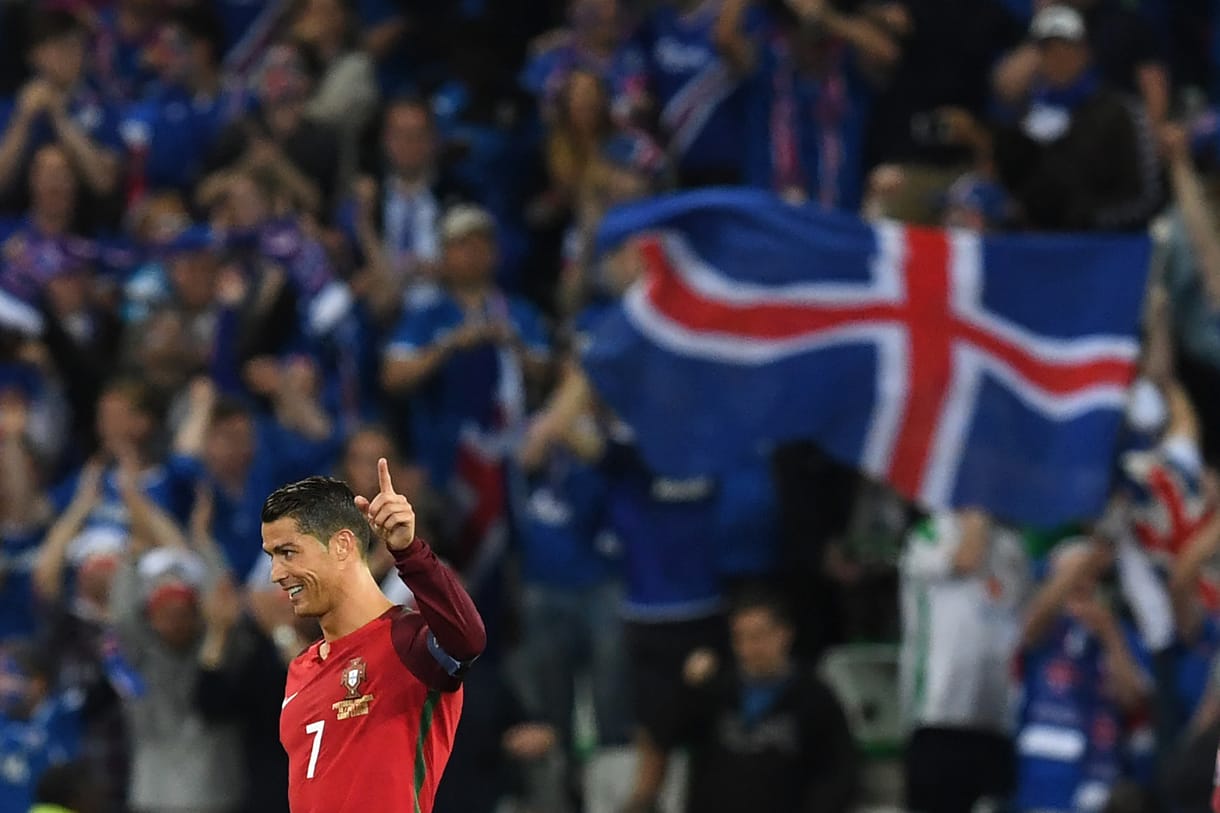 Videó: C. Ronaldo mérgében belehajította a tóba a tévés mikrofonját